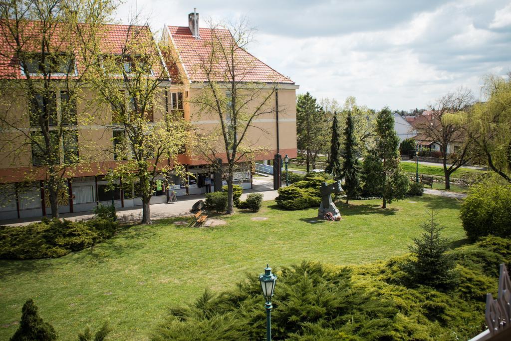 Titan Apartman Дьюла Экстерьер фото